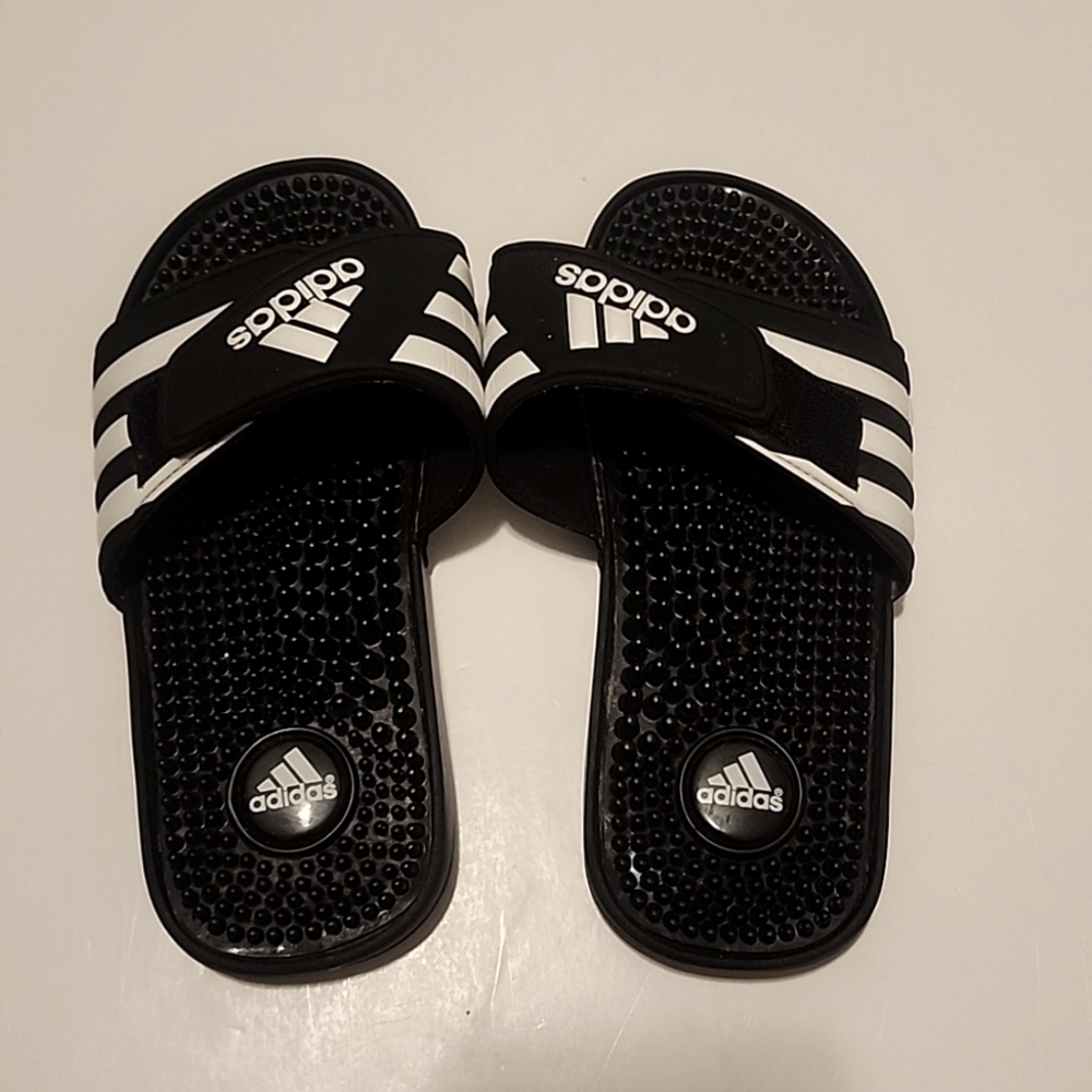 Adidas boys slippers size 3, good condition